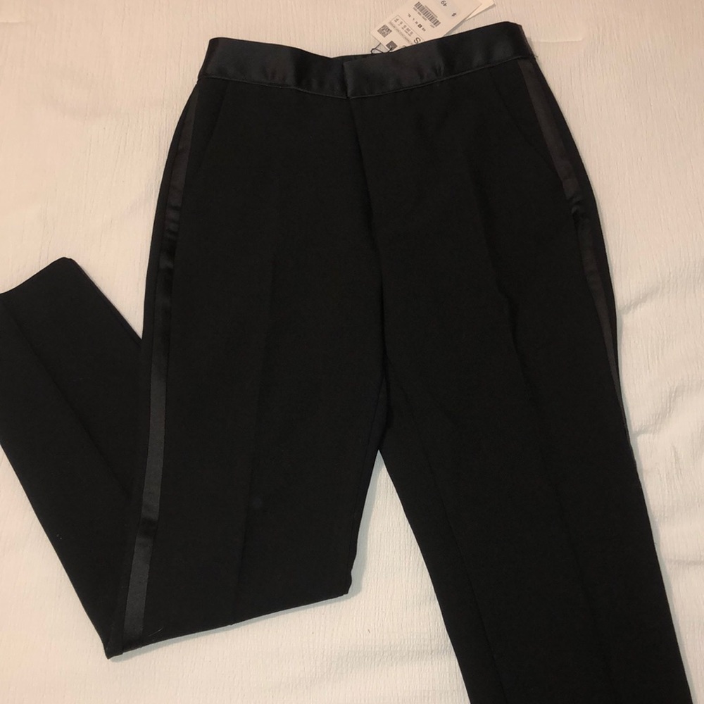 NWT!! Women’s Zara black tapered ankle cut trouser pants